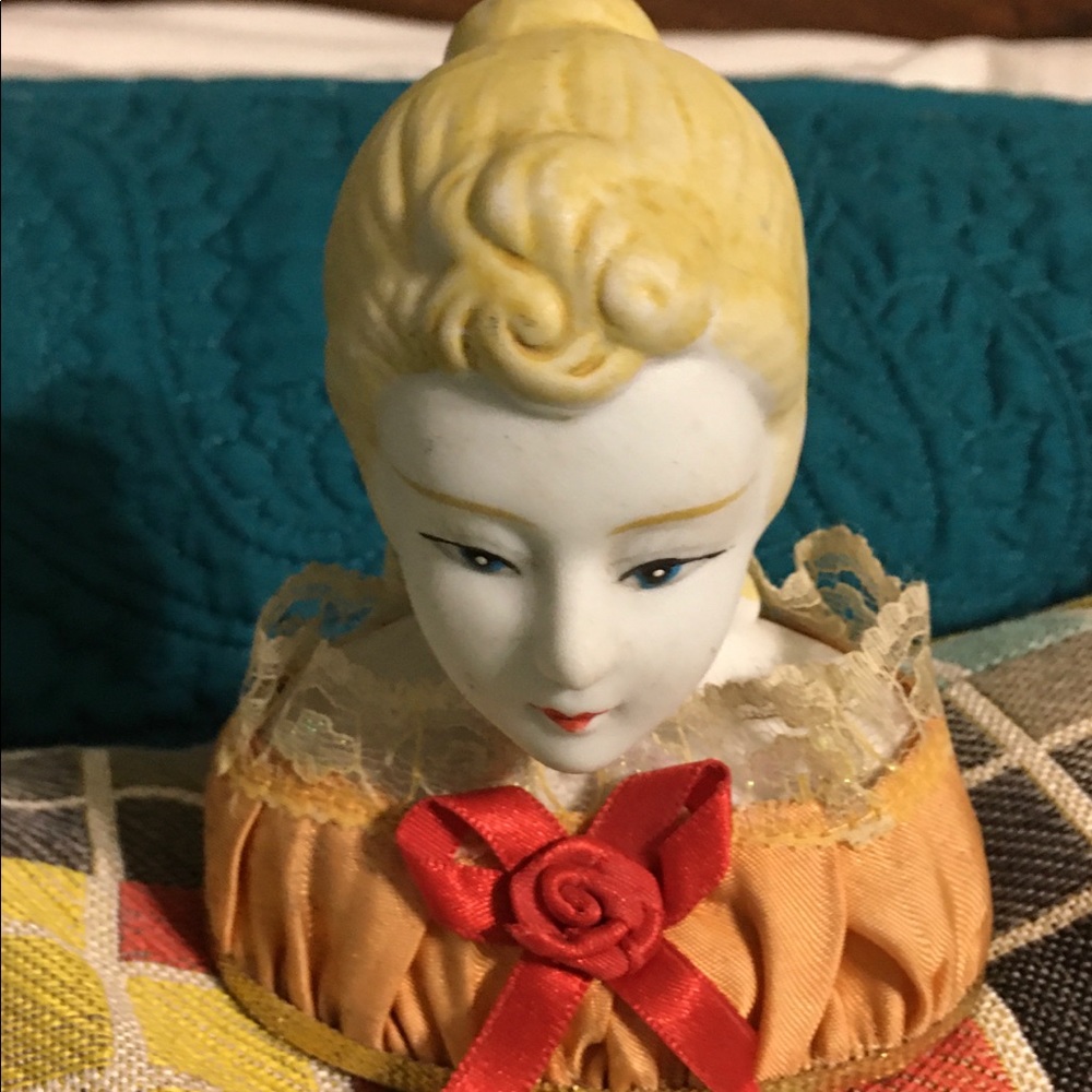 Porcelain bust of Royal Geisha